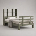 Letto singolo a piattaforma 90 × 190 cm in pino massello verde salvia con testiera libreria, rete a doghe e sponde rialzate
